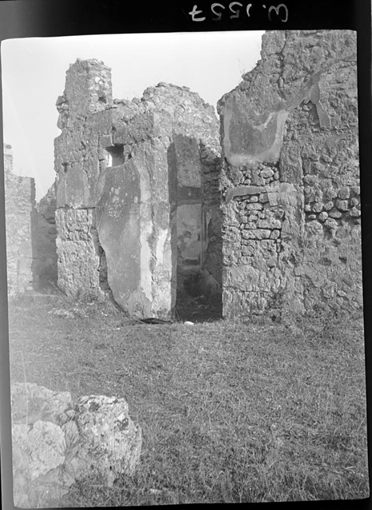 VI.11.19 Pompeii. W.1557.
Looking towards south-east corner of atrium, and south wall, with doorway to middle room, room (9) a cubiculum.
In the middle room the painted wall decorations from the east wall can be seen.
Photo by Tatiana Warscher. Photo © Deutsches Archäologisches Institut, Abteilung Rom, Arkiv.