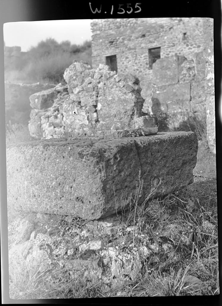 VI.11.19 Pompeii. W.1555. Cistern mouth in atrium (2).
Looking towards the north-east corner of VI.15, and walls of VI.15.19/20.
Photo by Tatiana Warscher. Photo © Deutsches Archäologisches Institut, Abteilung Rom, Arkiv.
