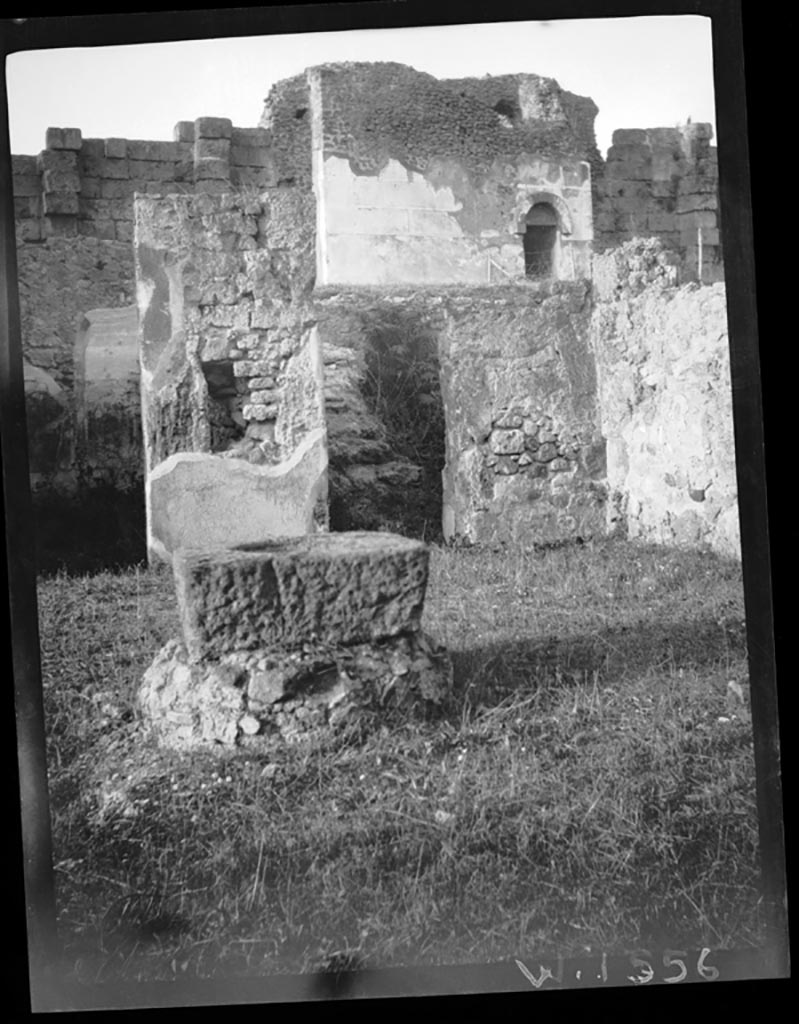 VI.11.19 Pompeii. W.1556.
Looking north-east across atrium (2) towards stairs to upper floor and doorway into room 4 with exit to VI.11.20.
Tower X can be seen in the background.
Photo by Tatiana Warscher. Photo © Deutsches Archäologisches Institut, Abteilung Rom, Arkiv.