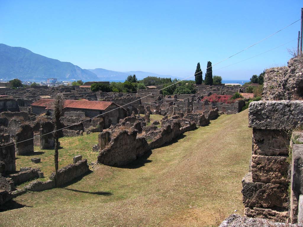 VI.11.19/20 Pompeii, on left. July 2008.
Looking south-west from Tower X, across north end of VI.11 and VI.9 towards Sorrentine Peninsula. Photo courtesy of Barry Hobson.