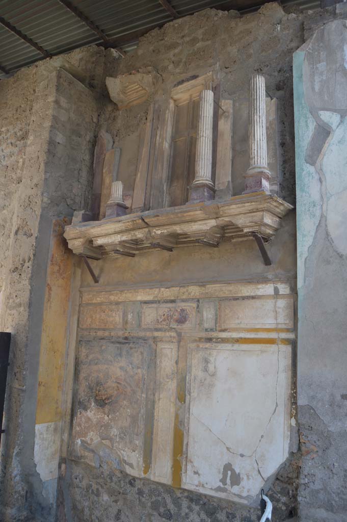 VI.12.2 Pompeii. October 2017.  
Entrance fauces/corridor, looking towards west wall with shelf, on which is placed a façade with small columns.
Foto Taylor Lauritsen, ERC Grant 681269 DÉCOR.
