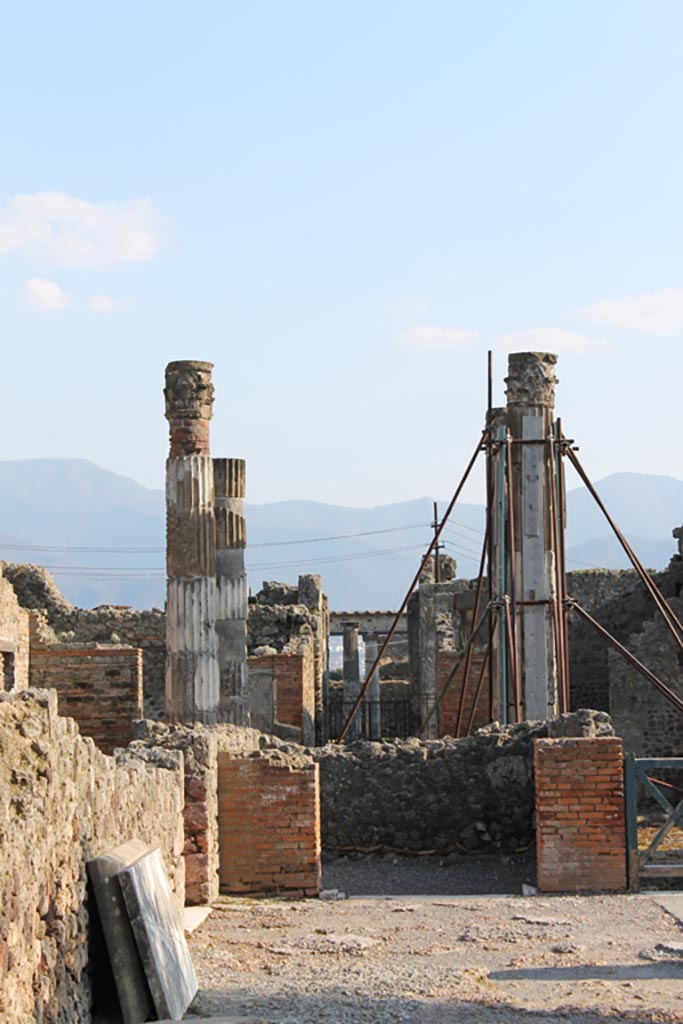 VI.12.2/5 Pompeii. March 2014. South-east corner of Middle Peristyle, doorway to room 51.
Foto Annette Haug, ERC Grant 681269 DÉCOR.
