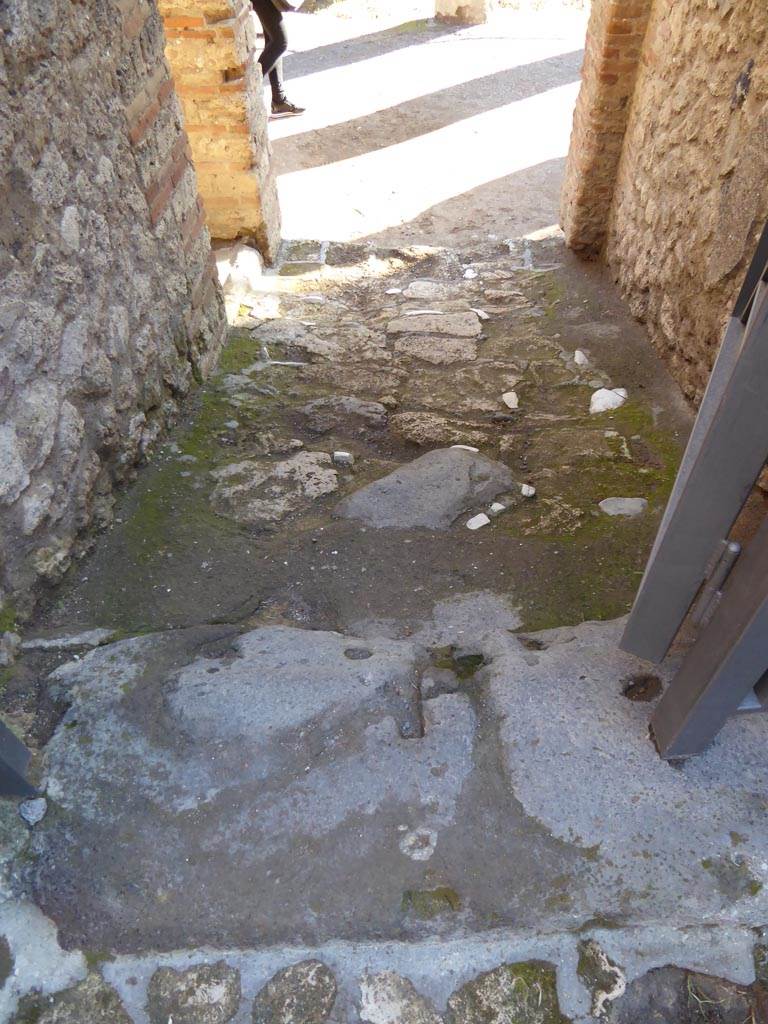 VI.12.7 Pompeii. January 2017. Looking south across flooring. 
Foto Annette Haug, ERC Grant 681269 DÉCOR.
