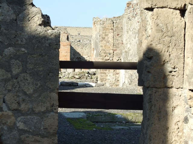 Side wall of VI.13.1, Pompeii. September 2005.