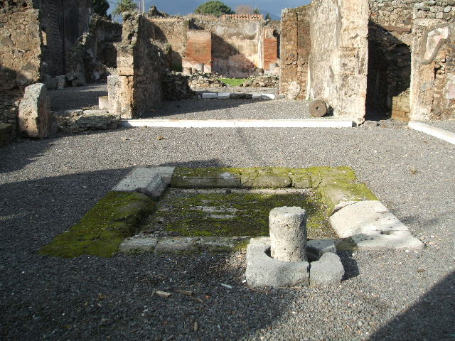 VI.13.2 Pompeii. March 2009. Looking north across peristyle towards summer triclinium and altar.
