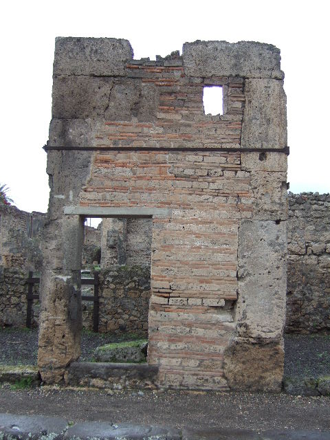 VI.13.4 Pompeii. December 2005. The separate entrance to stairs to the upper floor is on the right.