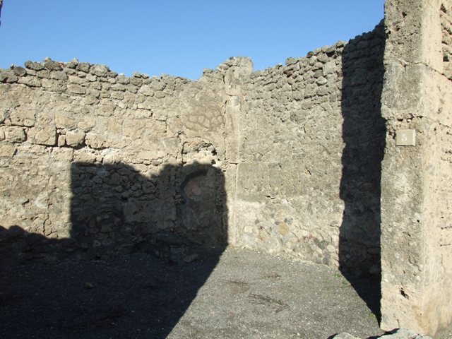 VI.13.5 South east corner with holes possibly the remains of a wooden sales counter?