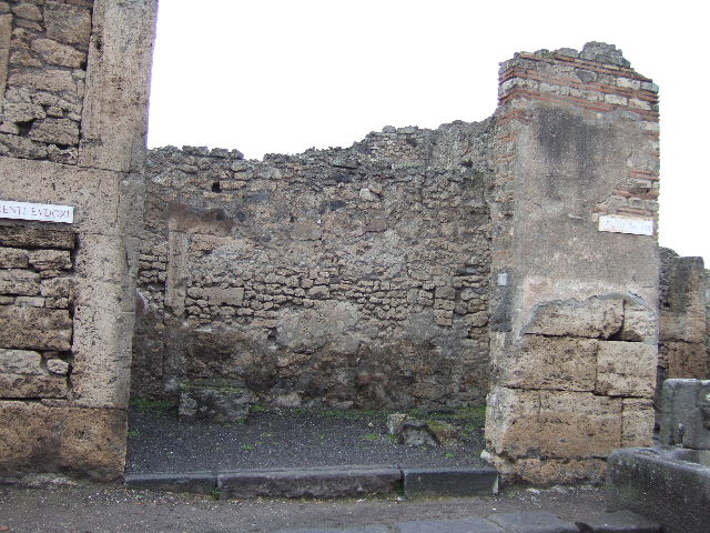 VI.13.7 south east corner.