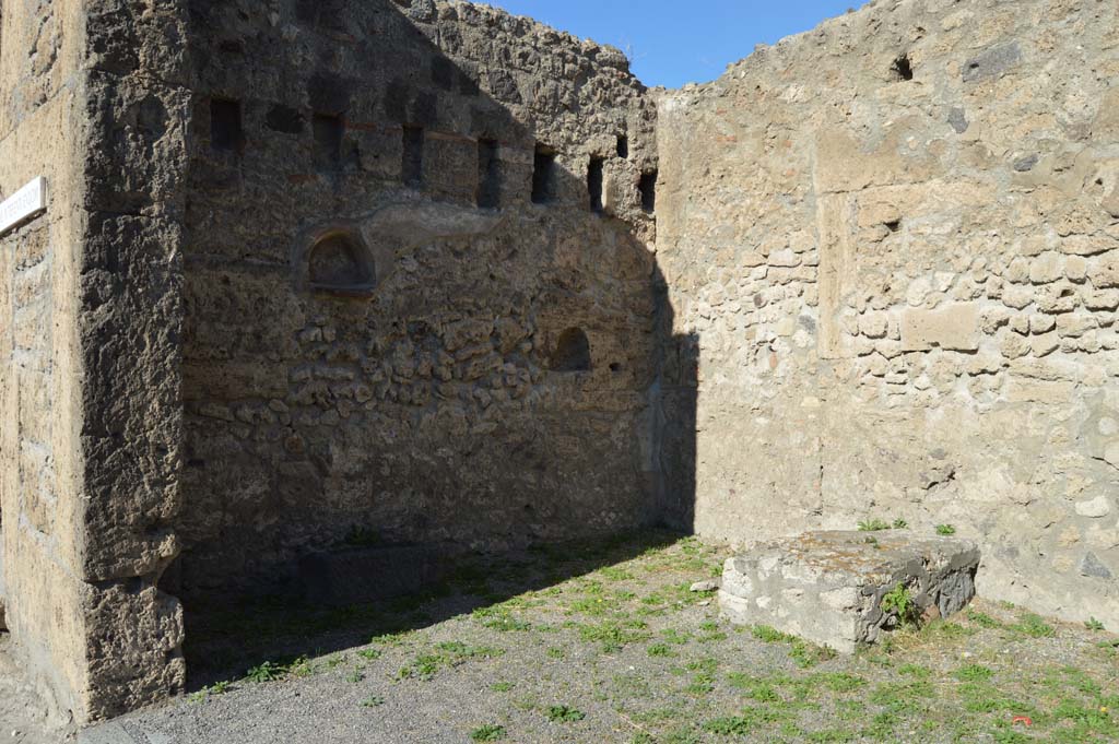 VI.13.7 Pompeii. October 2017. Looking towards west side of shop.
Foto Taylor Lauritsen, ERC Grant 681269 D�COR.
