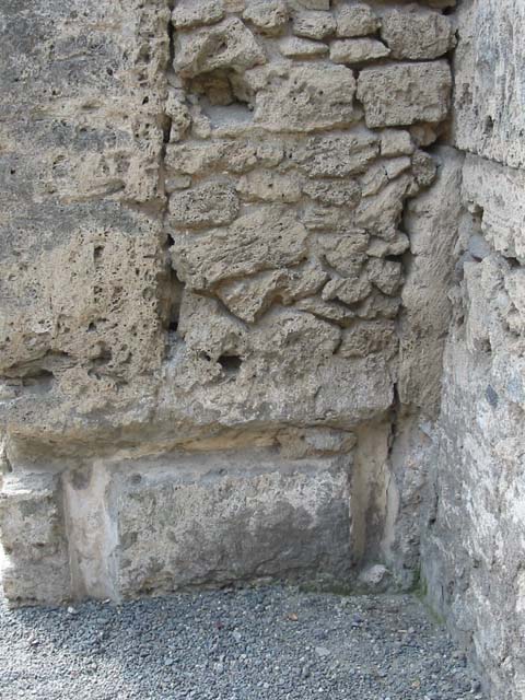 VI.13.7 Pompeii. September 2005. North wall of shop.