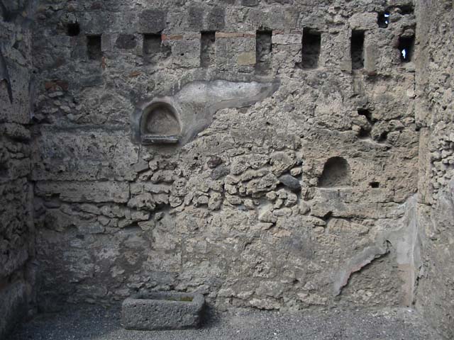 VI.13.7 Pompeii. December 2007. Second niche in west wall, at south end.
According to Boyce, in the west wall is an arched niche with projecting floor.
See Boyce G. K., 1937. Corpus of the Lararia of Pompeii. Rome: MAAR 14. (p.52, no.194) .