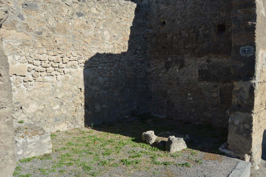VI.13.7 Pompeii. October 2017. Looking towards east wall of shop.
Foto Taylor Lauritsen, ERC Grant 681269 D�COR.

