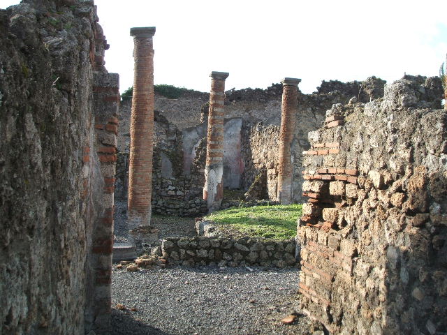 VI.13.9 Pompeii. December 2004.  Looking north-west from entrance doorway, towards room on north side of entrance doorway.
According to Varone, found inscribed near the entrance was –
Nunc est ira recens nunc est disc[edere tempus]
si dolor afuerit crede redibit [amor]    [CIL IV 4491]
This translated as –
Anger is now fresh, it is better now to retreat. When resentment has gone, believe me, love will return
See Varone, A., 2002. Erotica Pompeiana: Love Inscriptions on the Walls of Pompeii, Rome: L’erma di Bretschneider. (p.52)
