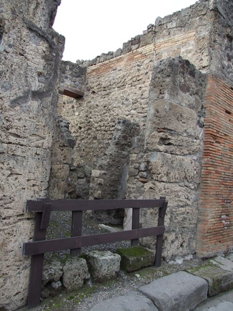 VI.13.11 Pompeii. Shop. December 2007. Looking west into atrium of VI.13.10.