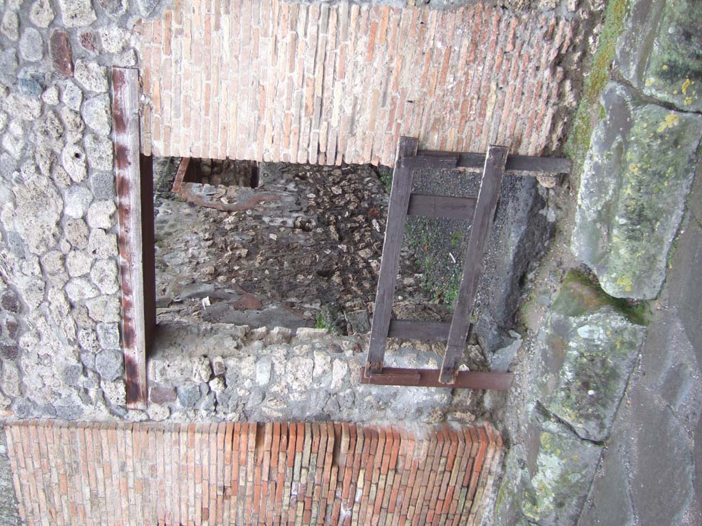 VI.13.12 Pompeii. December 2004. Entrance doorway, looking west.