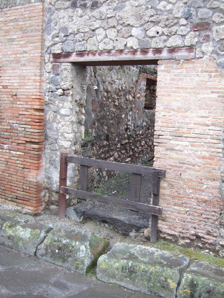 VI.13.12 Pompeii. December 2005. Doorway to latrine, on west side of entrance doorway. Looking north.