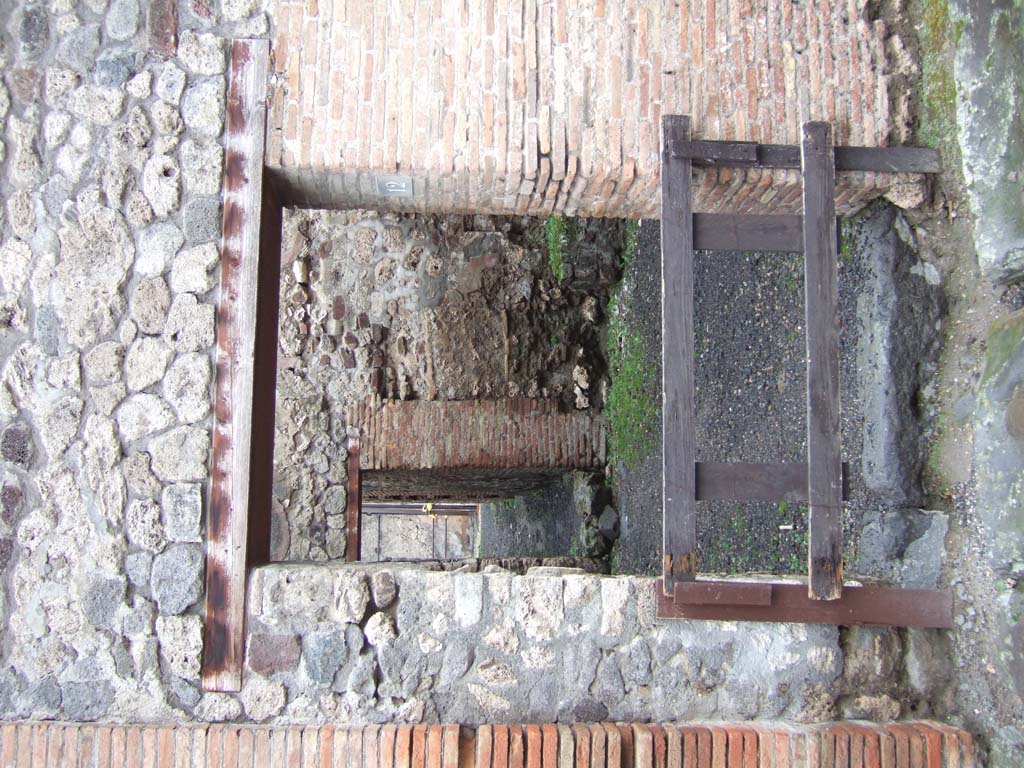 VI.13.12 Pompeii. December 2005. Looking west from entrance doorway, to corridor leading towards VI.13.19.