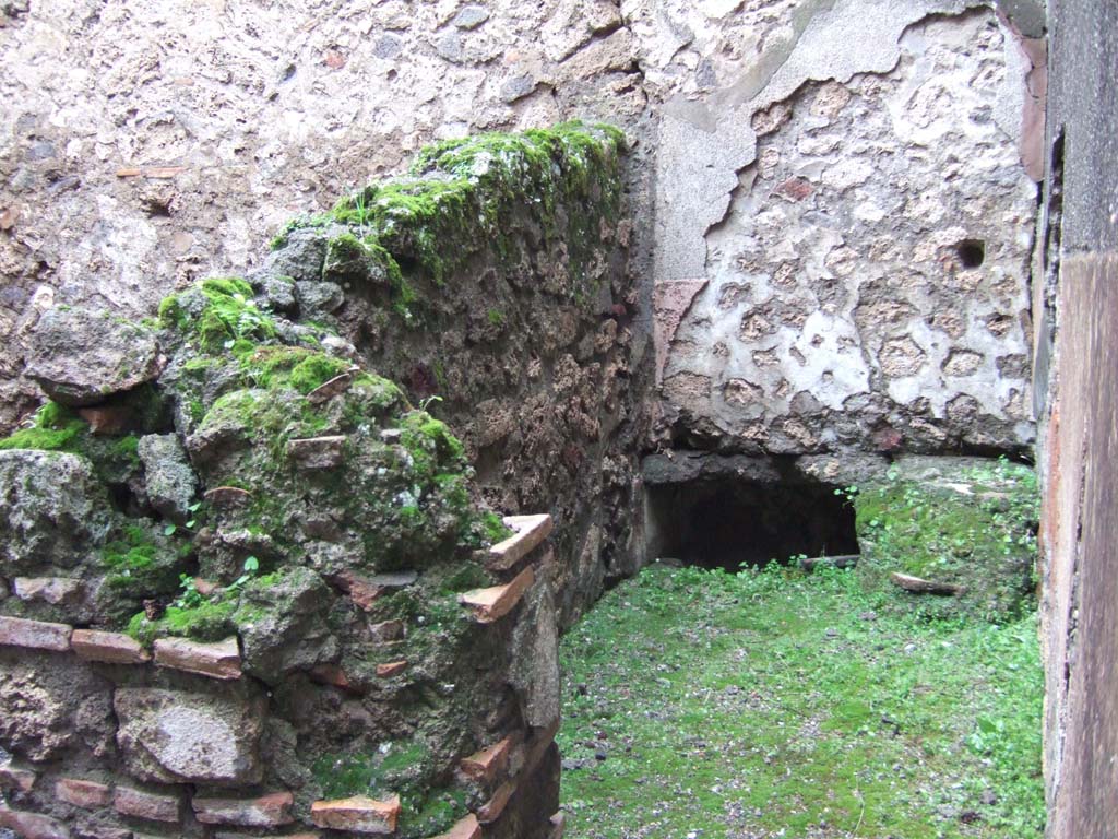 VI.13.12 Pompeii. December 2005. South wall of kitchen area.