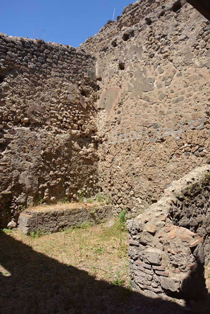 VI.13.12 Pompeii. December 2005. East end of south wall of kitchen area, near entrance doorway.