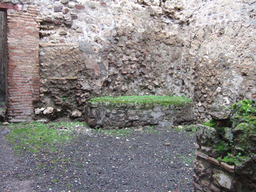 VI.13.12 and wall on Vico dei Vettii looking north VI.14