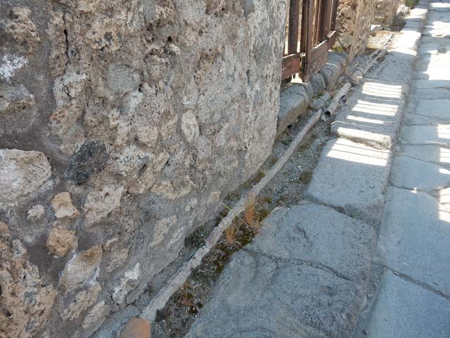 VI.13.13 Pompeii. September 2005. Impluvium in atrium.