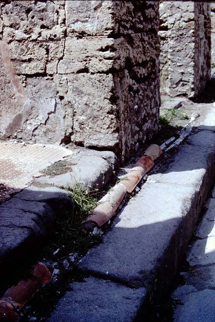 VI.13.13 Pompeii. December 2005. Looking south-west across atrium to doorway to triclinium, on south side of tablinum.