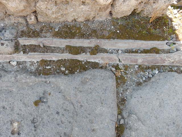 VI.13.13 Pompeii. December 2005. Doorways to rooms on north side of atrium. On the left, the tablinum, then doorway to oecus with corridor to rear, the north ala, and cubiculum on the right.