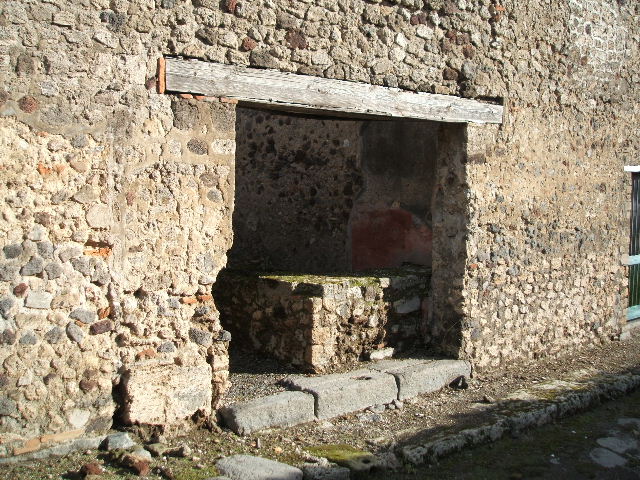 VI.13.17 Pompeii. December 2004. Looking east across bar podium or counter, with one urn and a hearth.