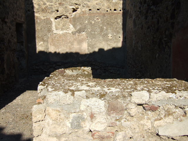 VI.13.17 Pompeii. September 2005. Looking down from top of stairs.
