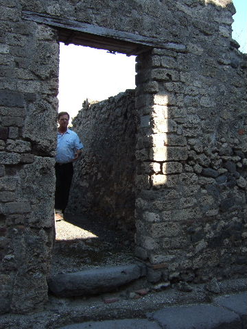 VI.13.20 Pompeii. September 2005. Entrance doorway, looking east.