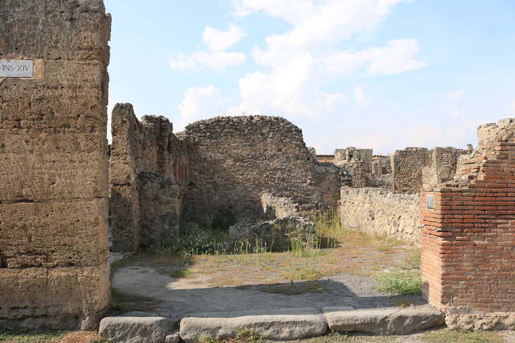 VI.14.1 Pompeii. May 2005. Entrance on Via della Fortuna