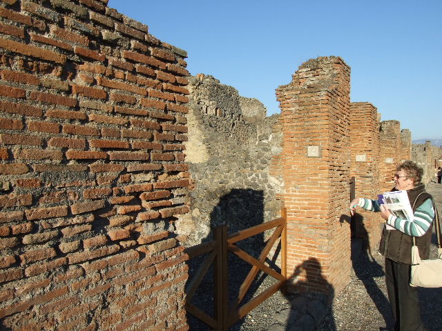 VI.14.4 Pompeii. May 2005. Looking north to entrance to shop.