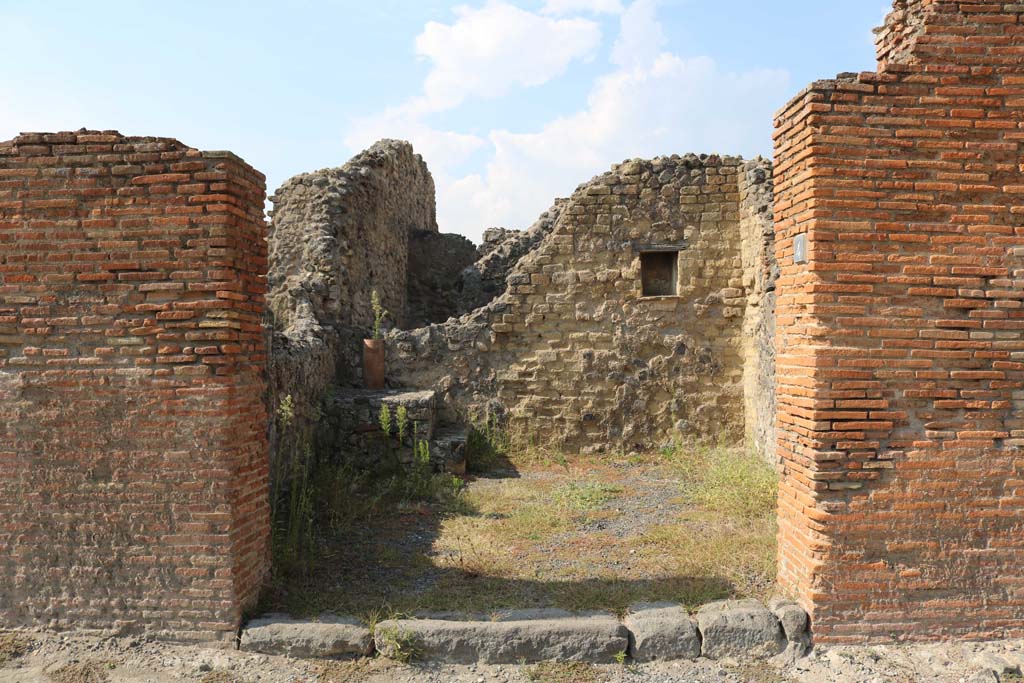 VI.14.4 Pompeii. December 2006. Niche in north wall of shop.