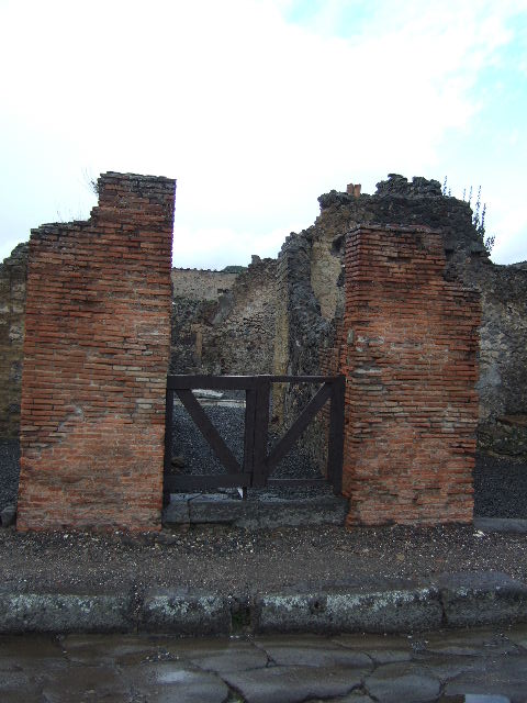 VI.14.5 Pompeii. December 2007. Looking north along entrance corridor of fauces.