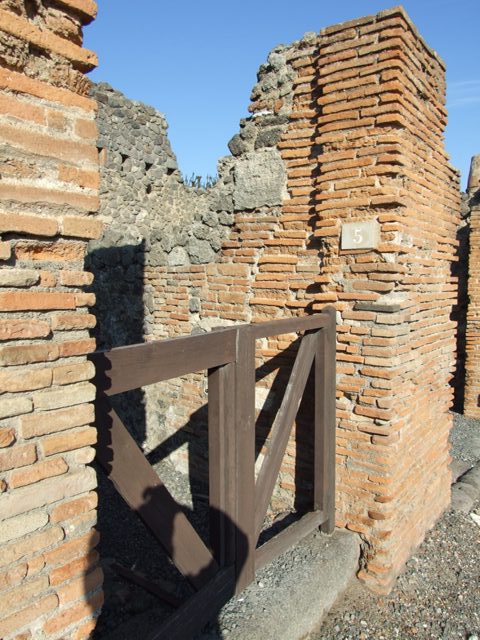 VI.14.5 Pompeii. December 2007. Looking north from entrance corridor towards atrium.