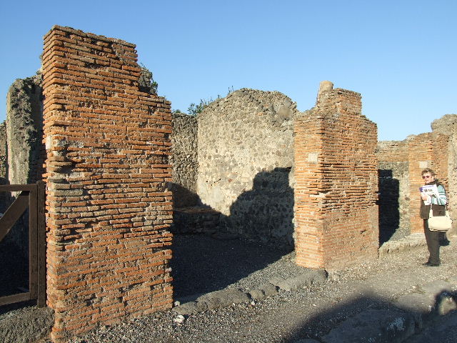 VI.14.6 Pompeii. May 2005. Entrance doorway to shop, looking north.