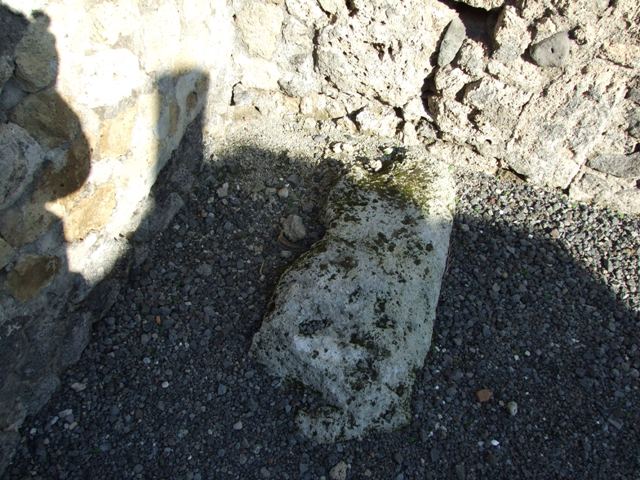 VI.14.7 Pompeii. December 2007. Stone threshold or sill at front of shop