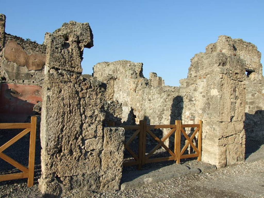 VI.14.9 Pompeii. December 2006. Doorway into VI.14.8, in west wall.