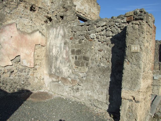 VI.14.10 Pompeii. December 2007. Cistern mouth in north-west corner near north wall.