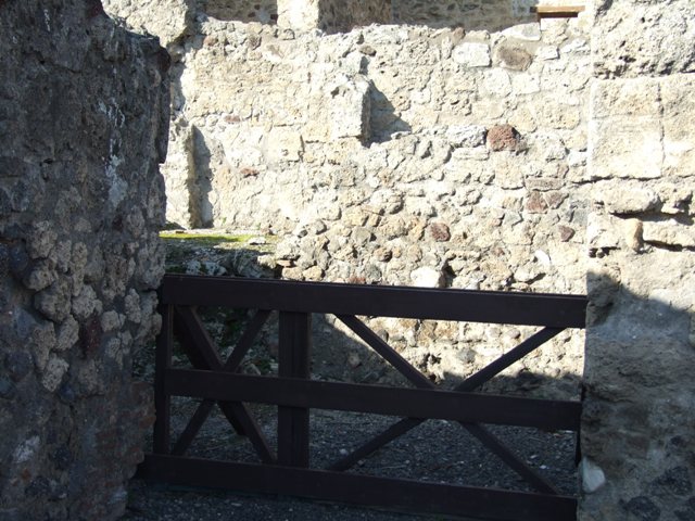 VI.14.16 Caupona.  
Linked to VI.14.17 and VI.14.12

VI.14.16 front 
and VI.14.17 around corner behind pillar on Via del Vesuvio
