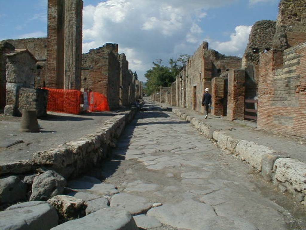 Stepping stones and step outside VI.14.17 on Via della Fortuna