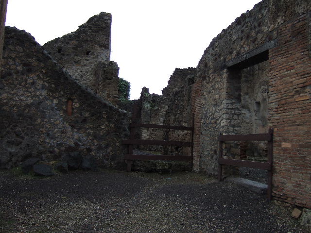 VI.14.18 Pompeii. December 2005. Looking west from entrance.