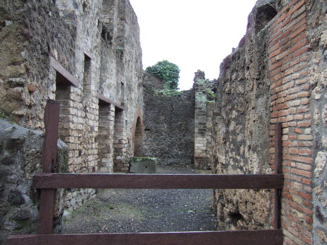 VI.14.18 Pompeii. March 2009. Arch in south-west corner, taken from atrium of VI.14.20.