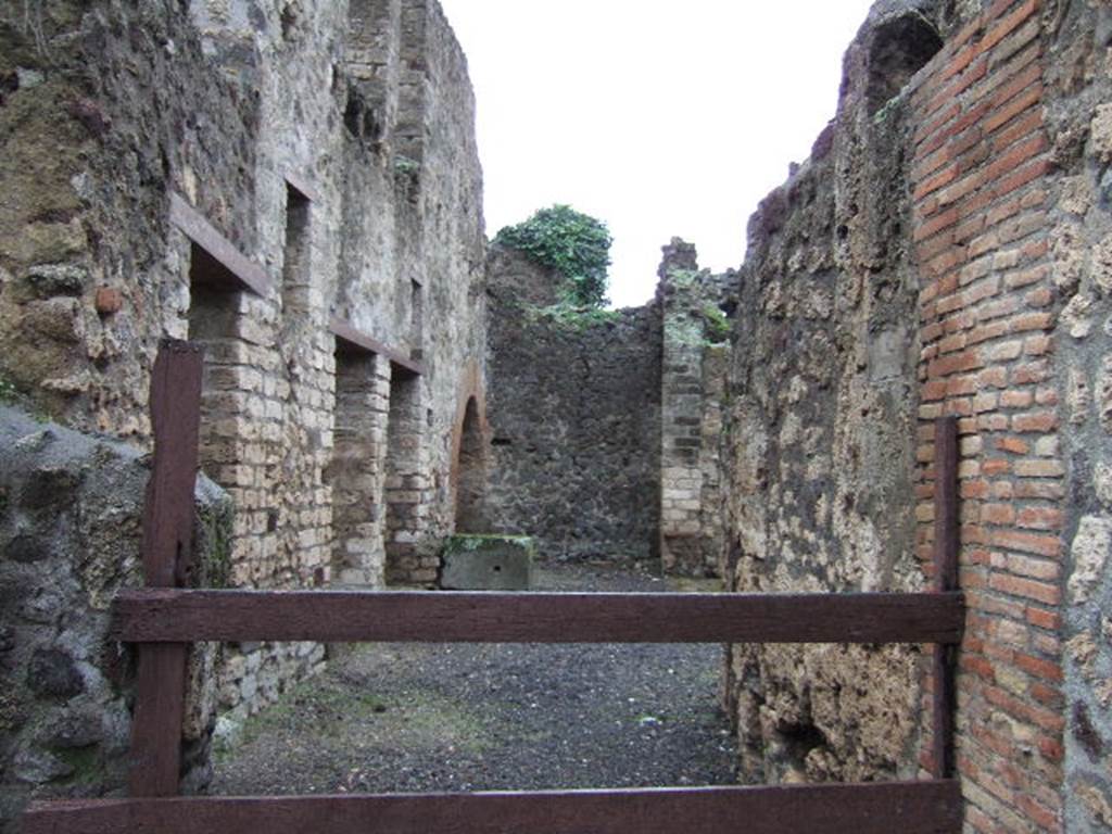 VI.14.18 Pompeii. December 2005. Arch in south west corner.