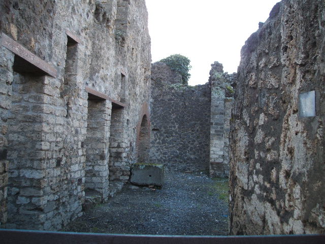 VI.14.18 Pompeii. December 2007. Looking west from entrance doorway.