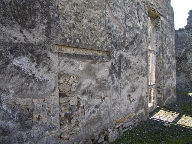 VI.14.20  Pompeii.  March 2009.  Room 4.  Tablinum.  North wall.