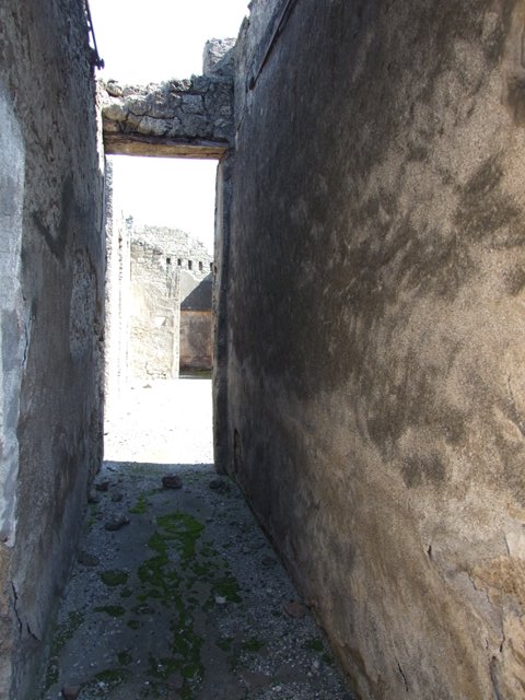 VI.14.20 Pompeii. March 2009. Doorway to room 7, in east wall of ala room 6.