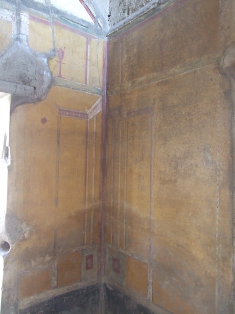 VI.14.20 Pompeii. March 2009. Room 13, wall painting of bird with fruit on north wall.