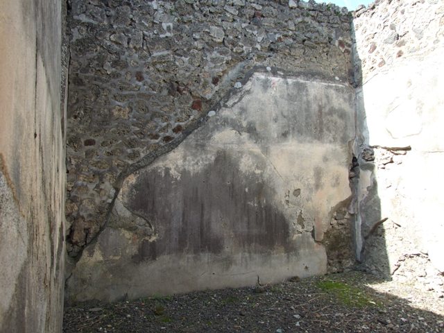 VI.14.20  Pompeii.  March 2009.  Room 18.  Garden area.  North portico.