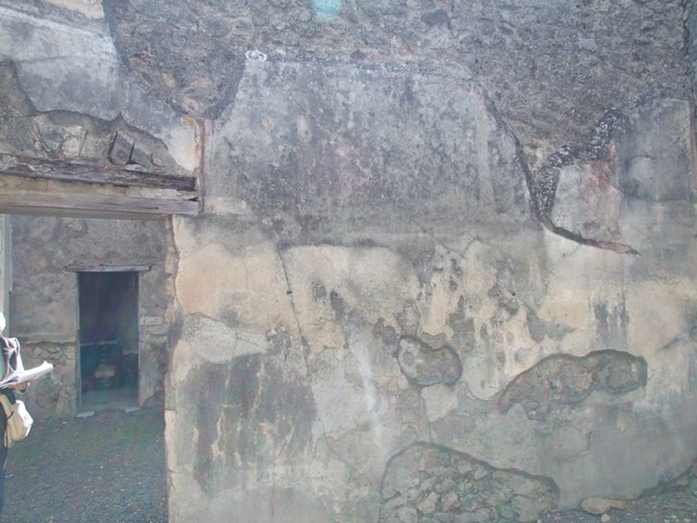 VI.14.20 Pompeii. March 2009. Room 18, gutter in north-west corner of garden area.
 
